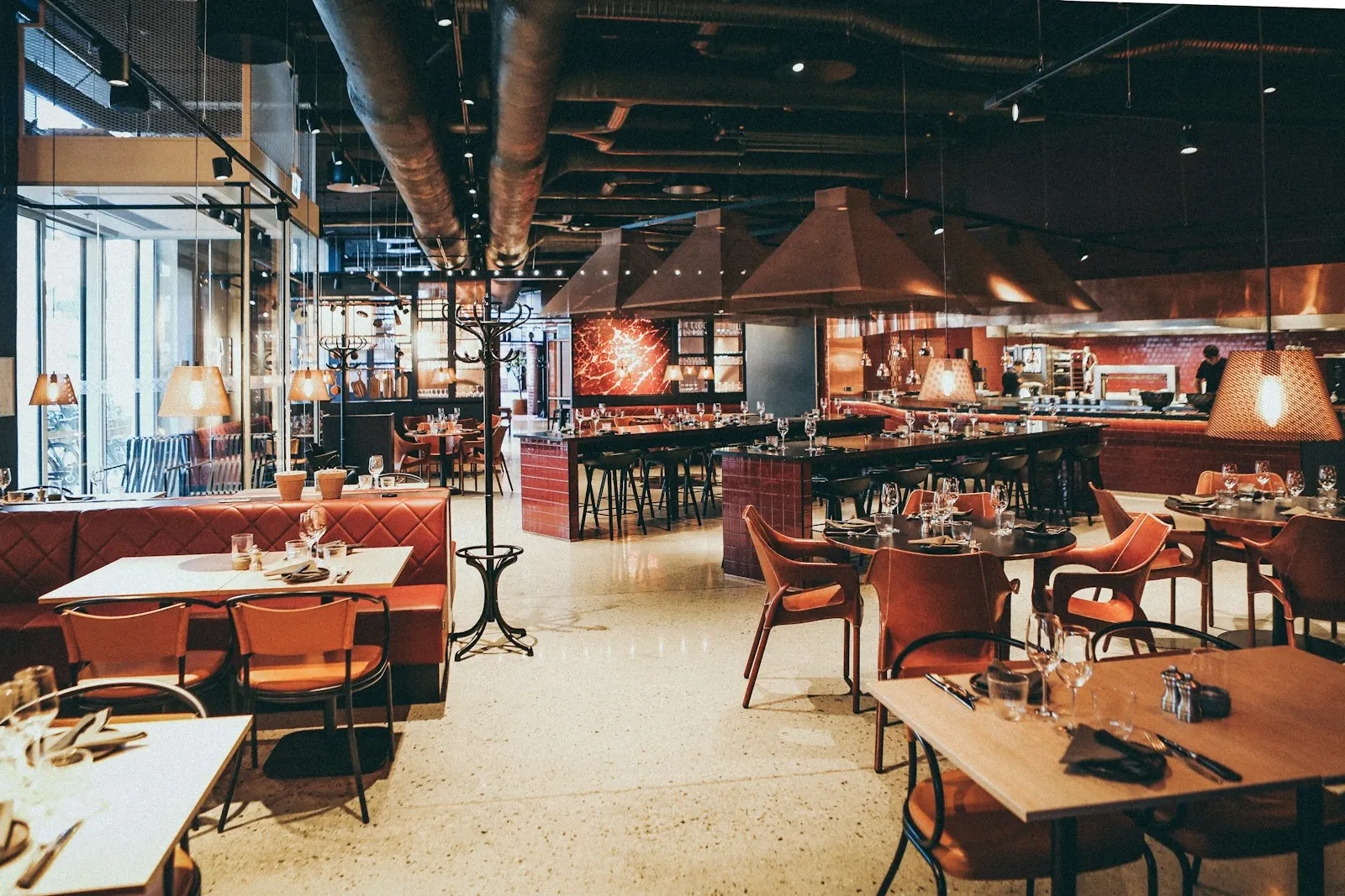 Restaurant mit offener Küche im Hintergrund — Konzept, Gastraum und Küche im Zusammenspiel